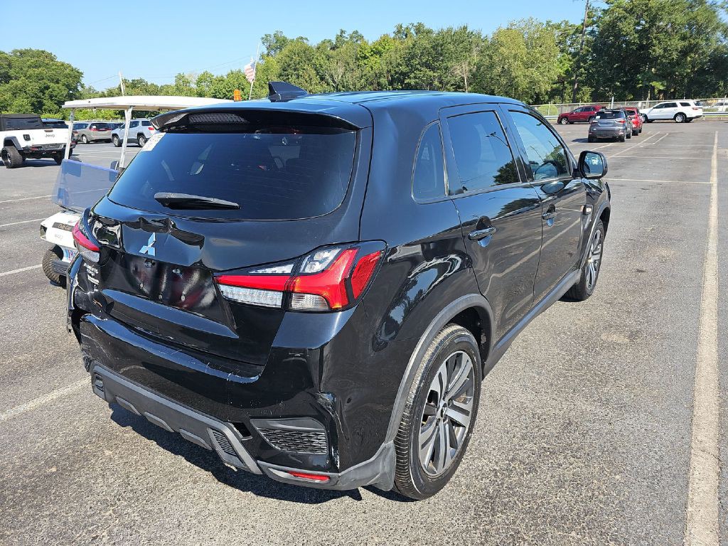 2022 Mitsubishi Outlander Image 3