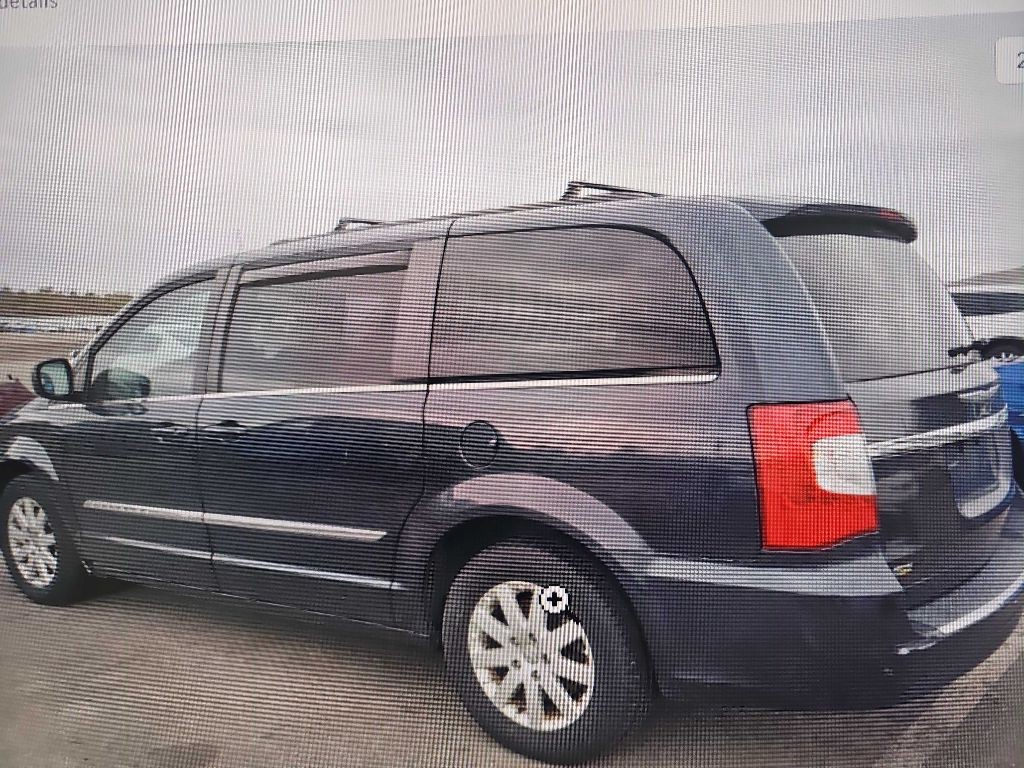 2014 Chrysler Town & Country Image 2