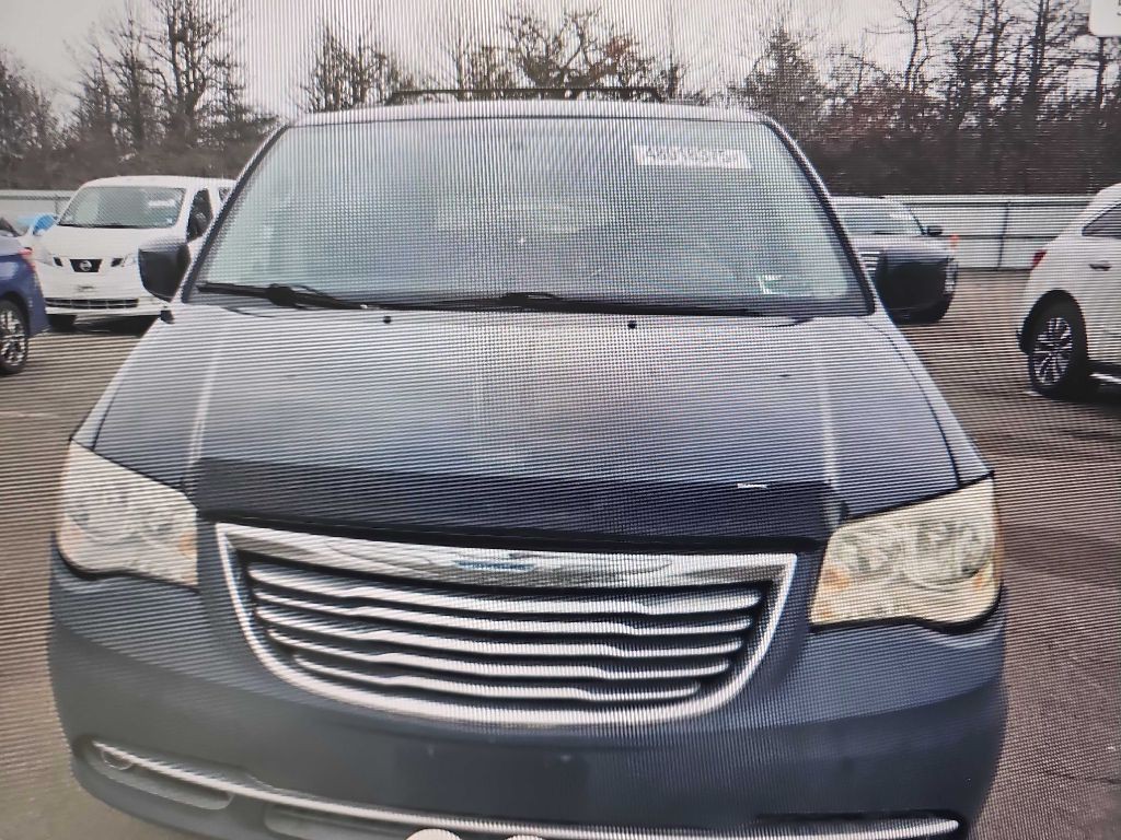 2014 Chrysler Town & Country Image 3