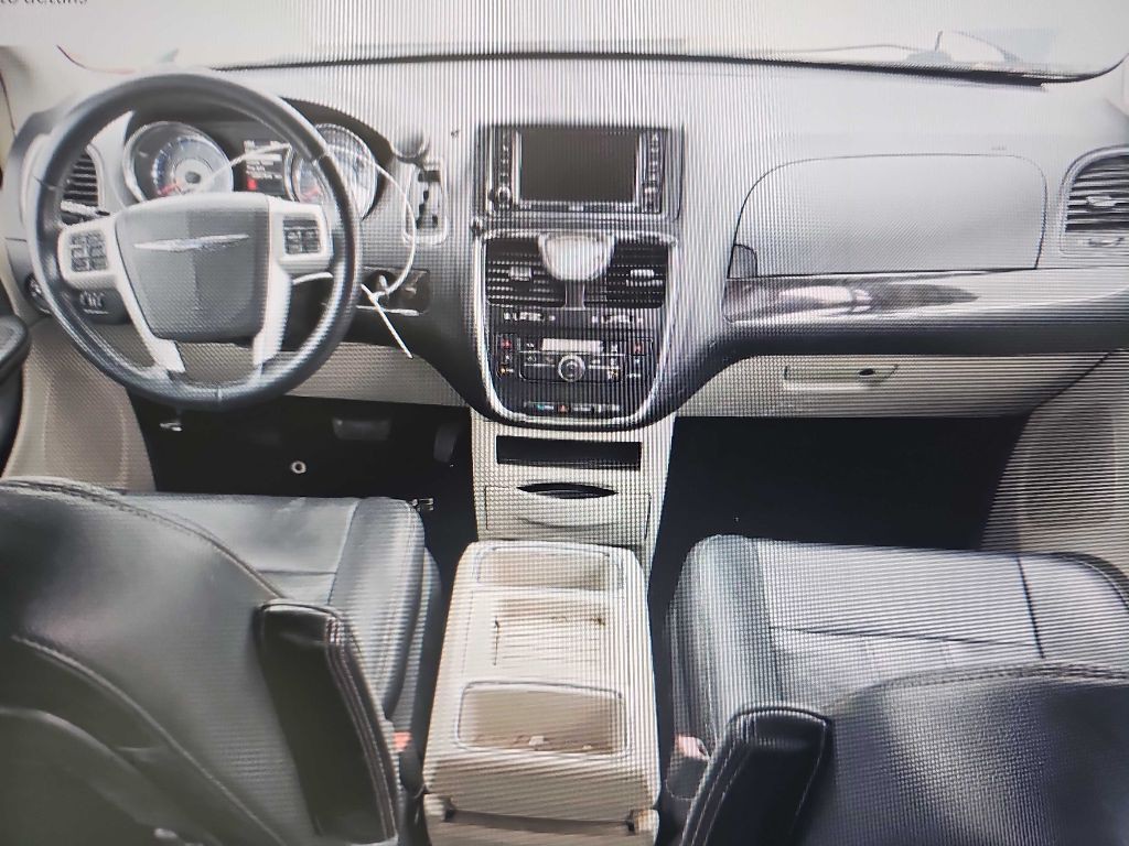 2014 Chrysler Town & Country Image 6