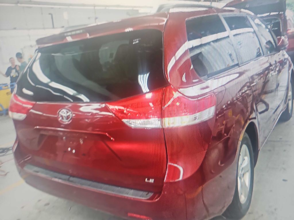 2013 Toyota Sienna Image 3