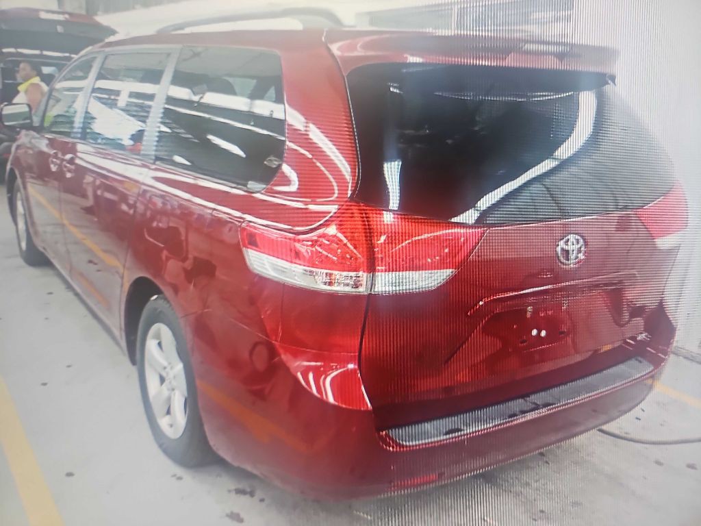 2013 Toyota Sienna Image 4
