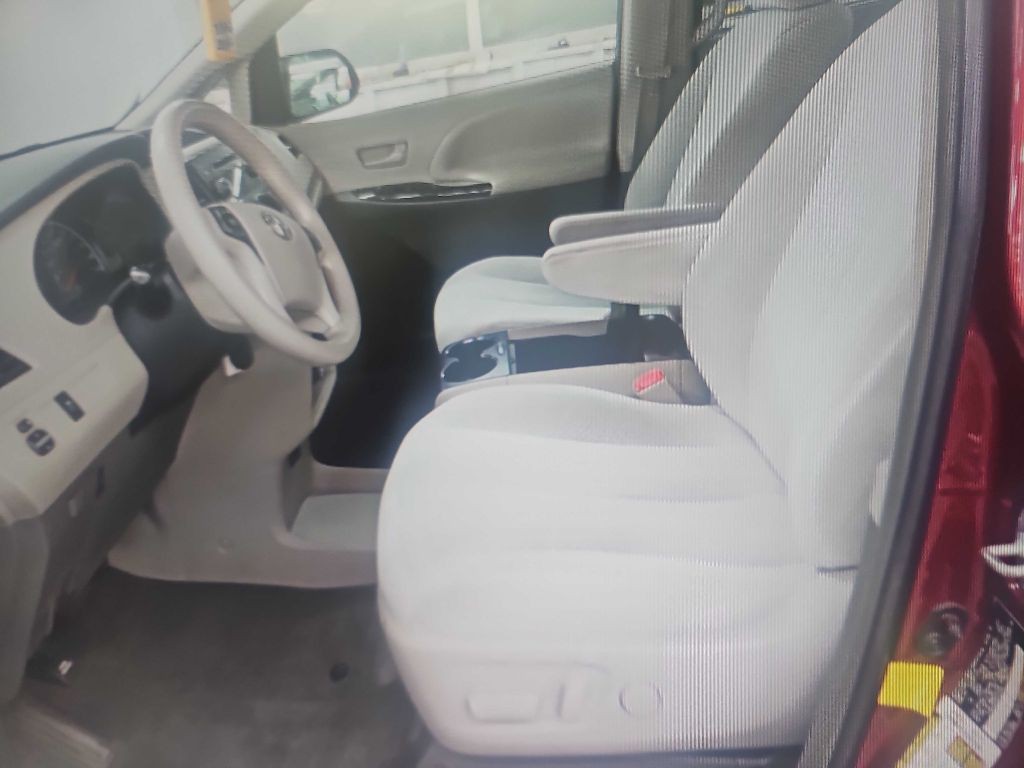 2013 Toyota Sienna Image 5