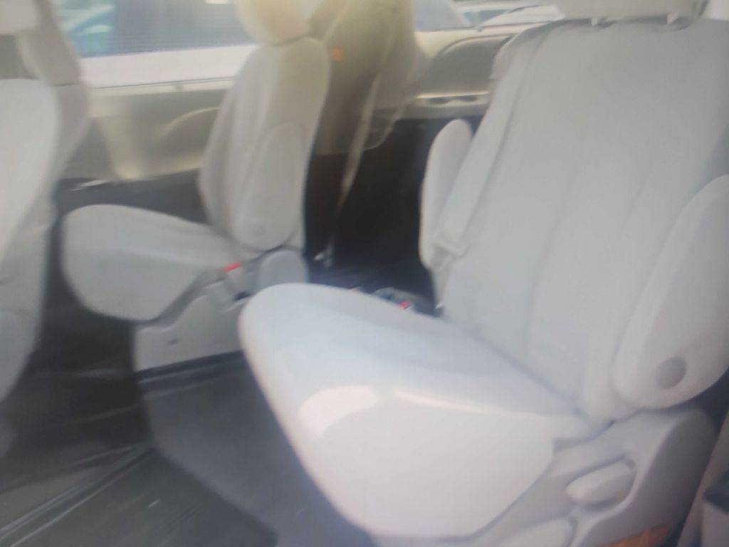 2013 Toyota Sienna Image 6