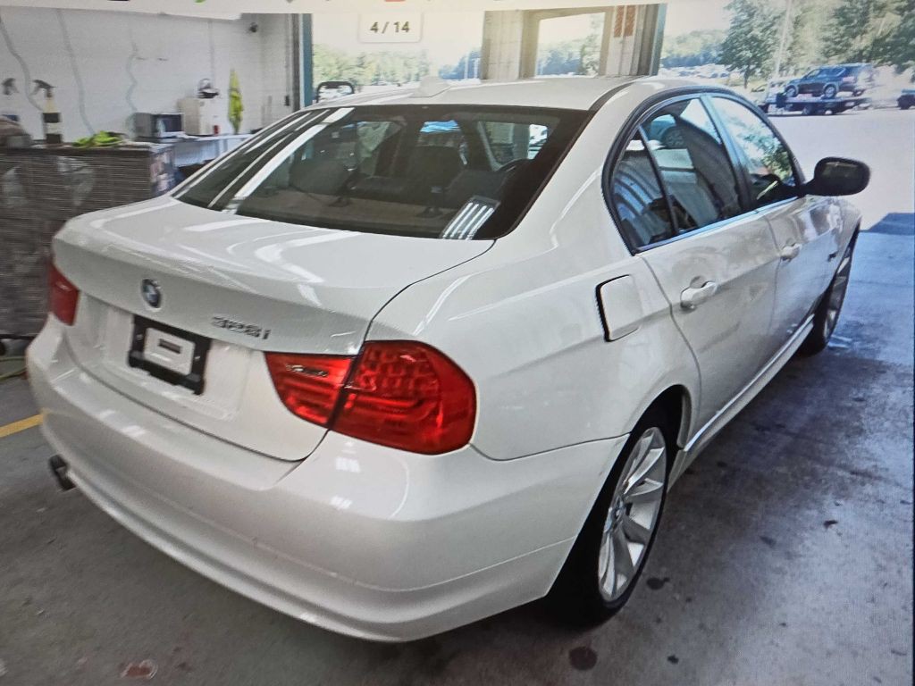 2011 BMW 3 Series Image 3
