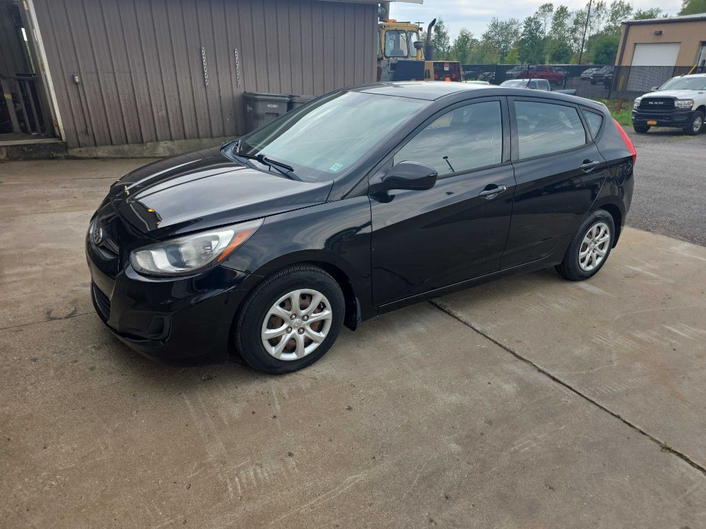 2013 Hyundai Accent Image 2