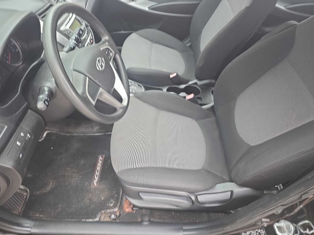 2013 Hyundai Accent Image 5