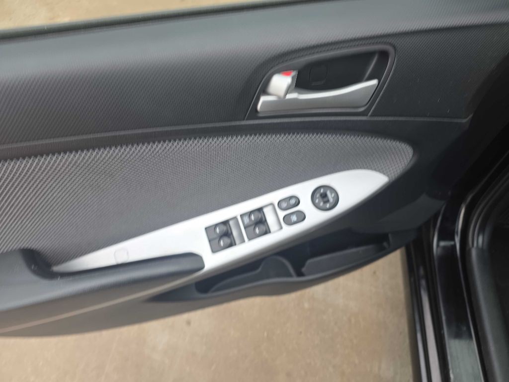 2013 Hyundai Accent Image 6
