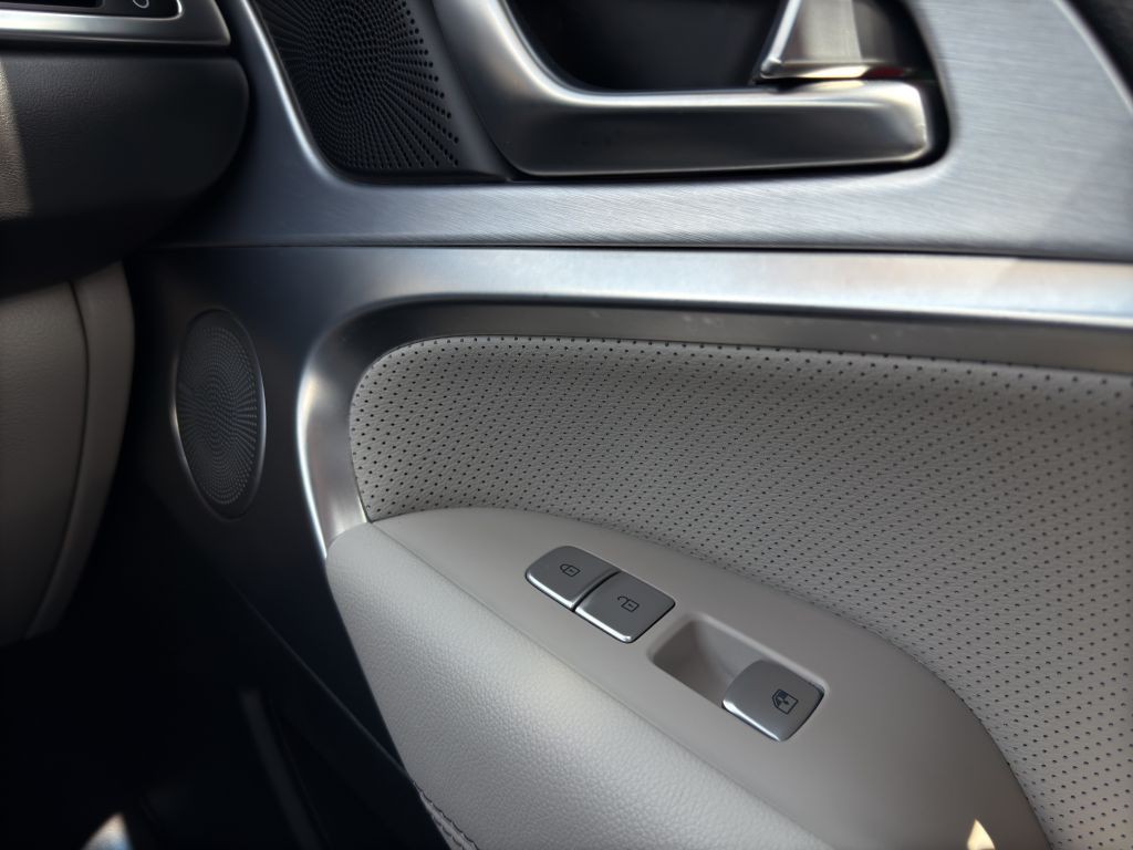 2019 Genesis G70 Image 13