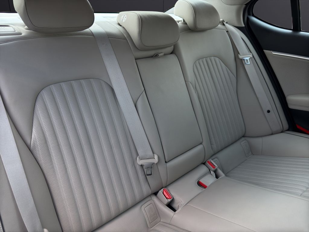2019 Genesis G70 Image 18