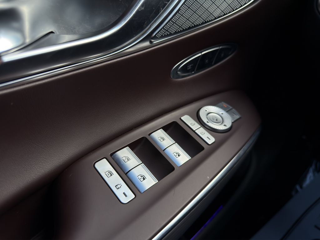 2022 Genesis GV70 Image 11