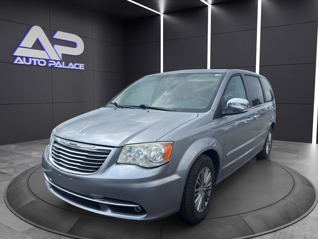 2014 Chrysler Town & Country Image 1