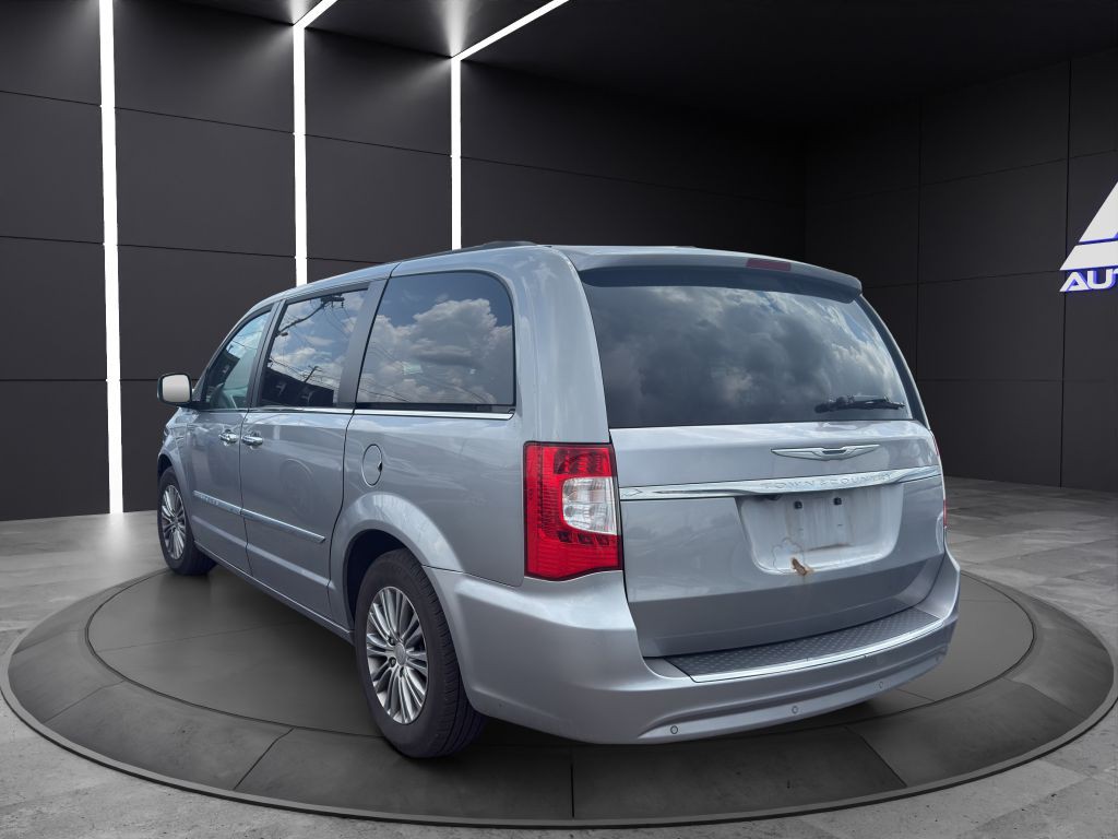 2014 Chrysler Town & Country Image 2