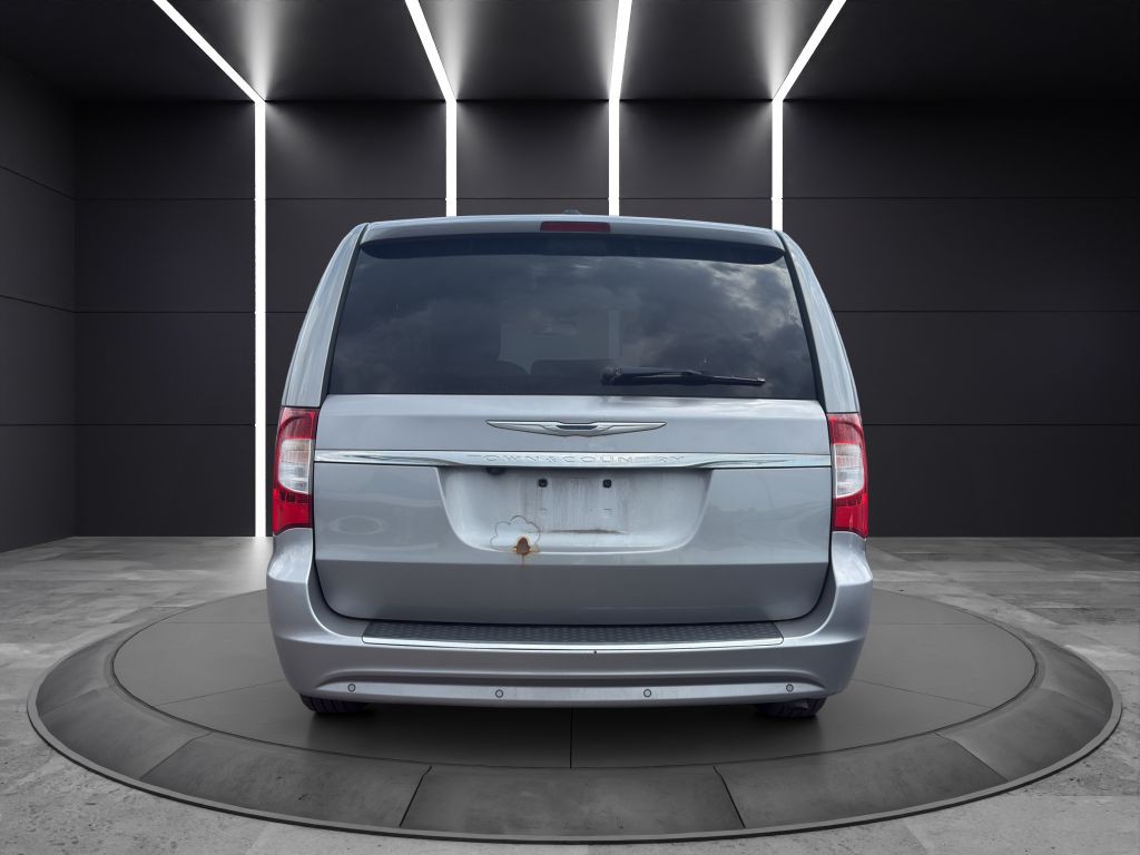 2014 Chrysler Town & Country Image 3