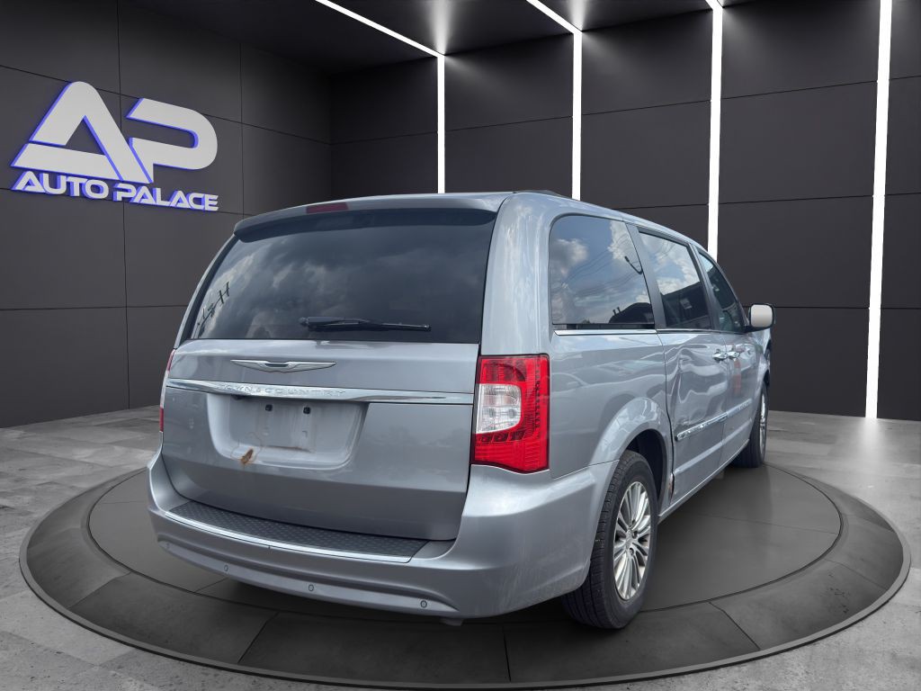 2014 Chrysler Town & Country Image 4