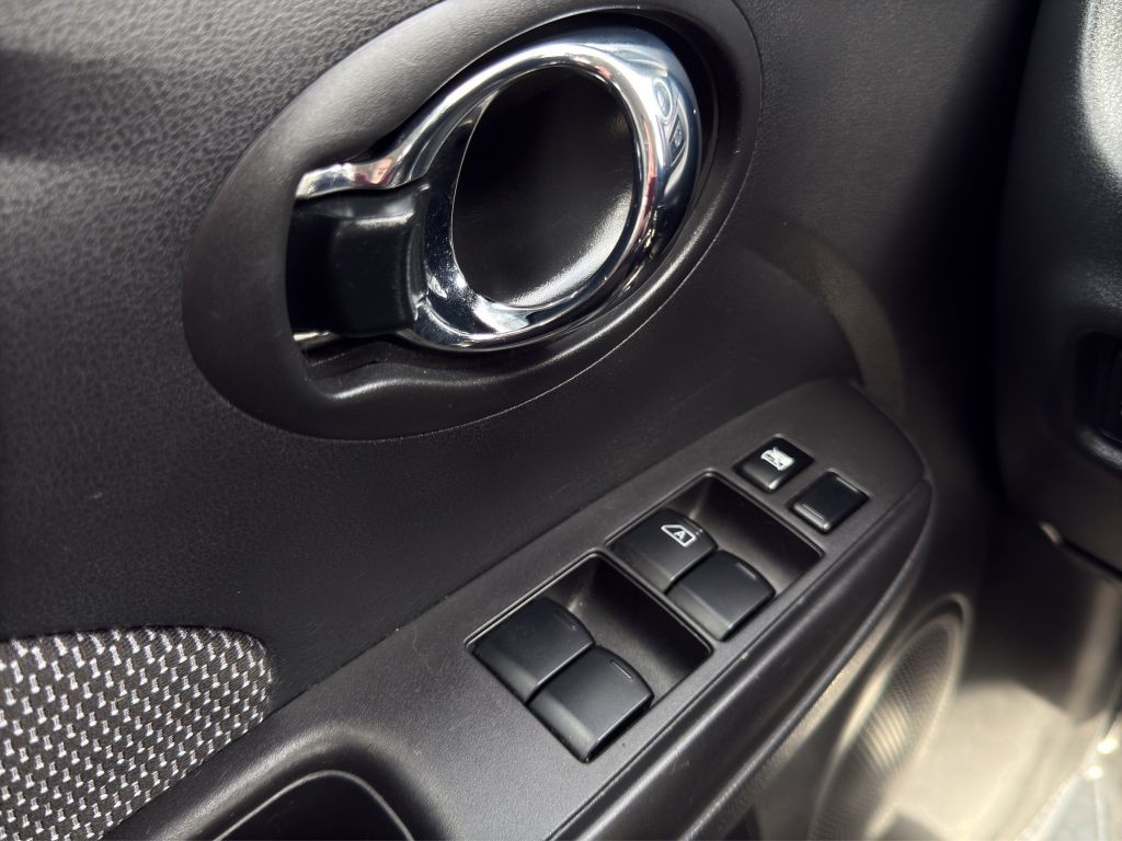 2016 Nissan Versa Image 11