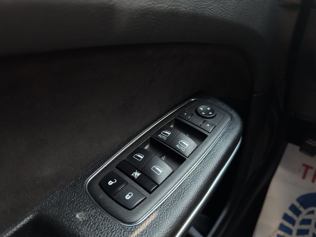 2023 Chrysler 300 Image 11