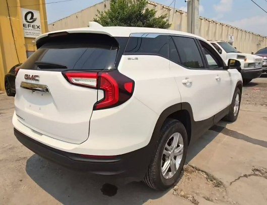 2024 GMC Terrain Image 2