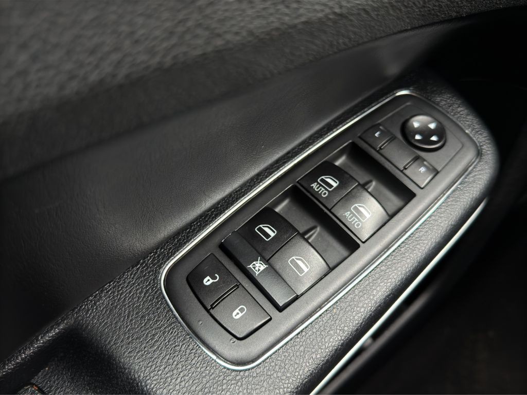 2020 Chrysler 300 Image 8