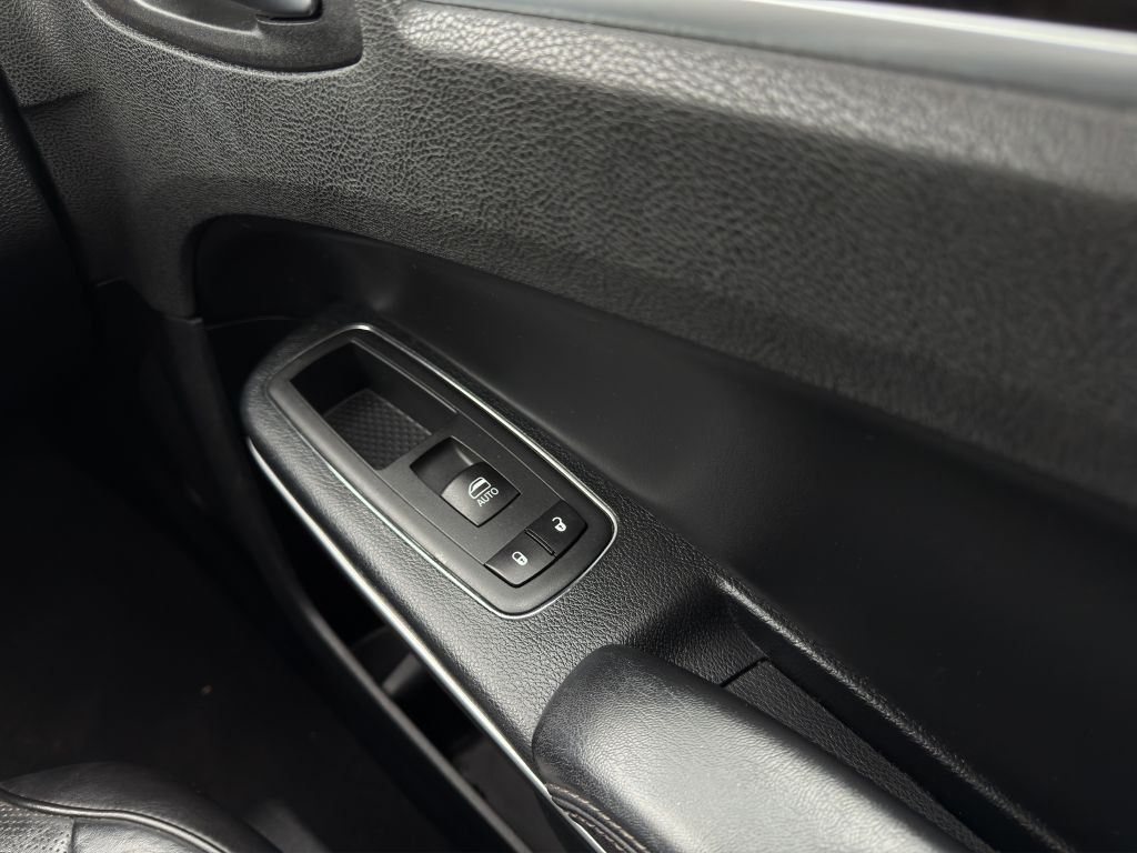 2020 Chrysler 300 Image 12