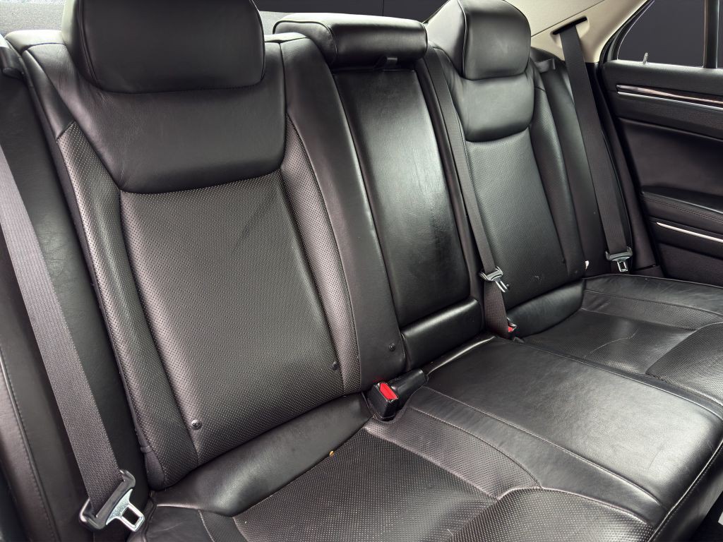 2020 Chrysler 300 Image 16