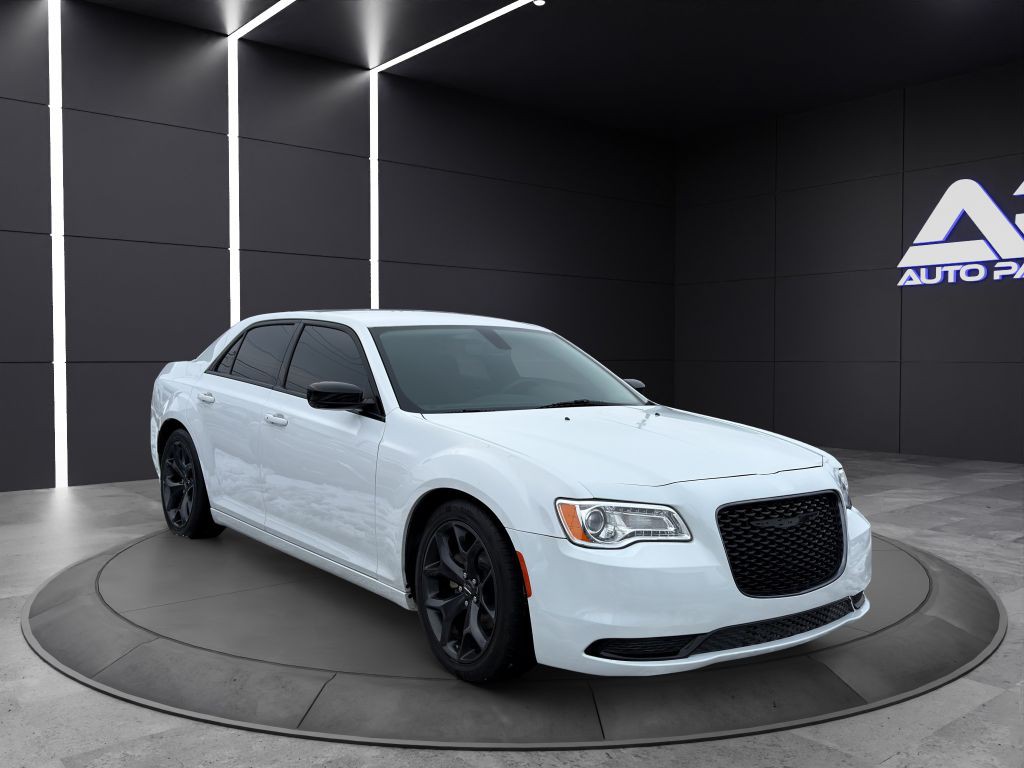 2023 Chrysler 300 Image 3