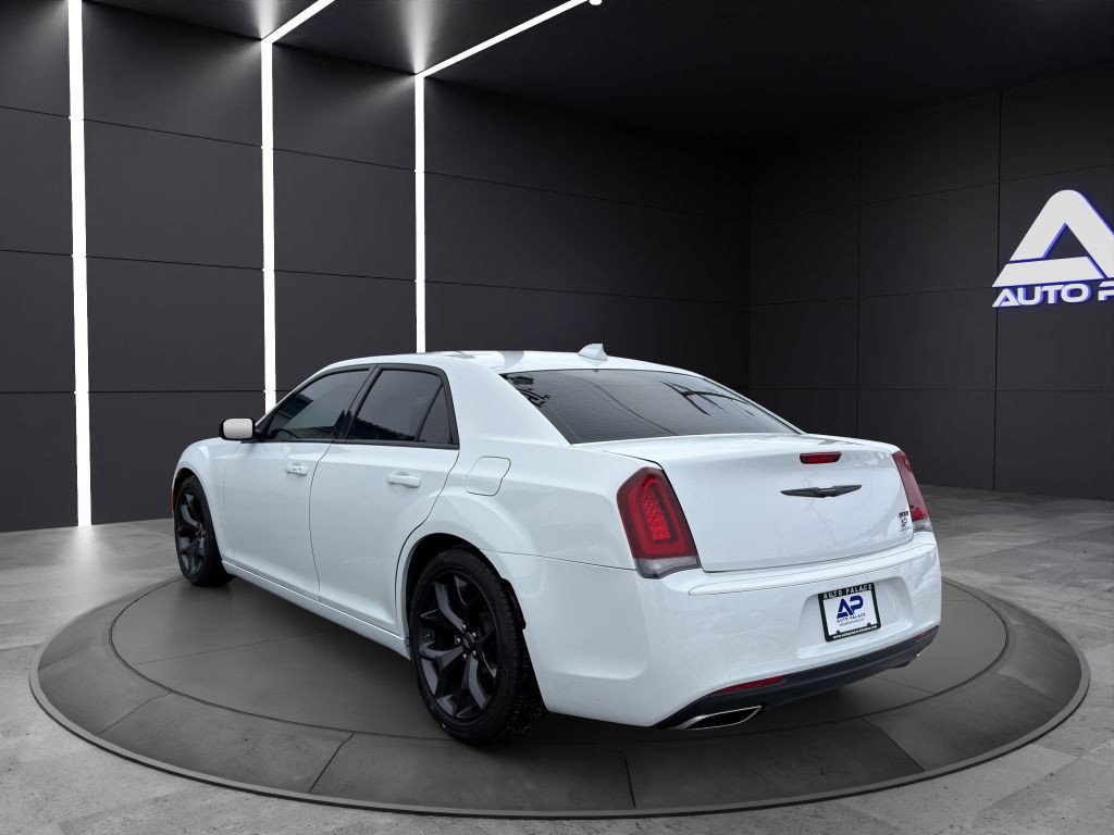 2023 Chrysler 300 Image 4