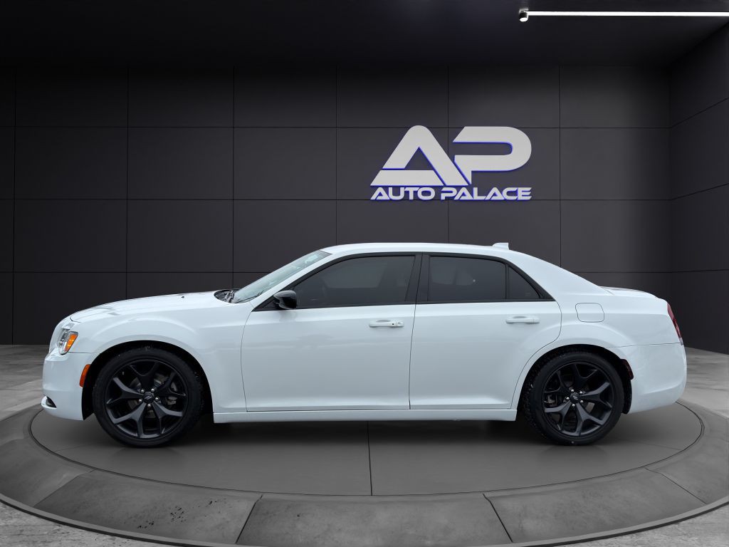 2023 Chrysler 300 Image 7