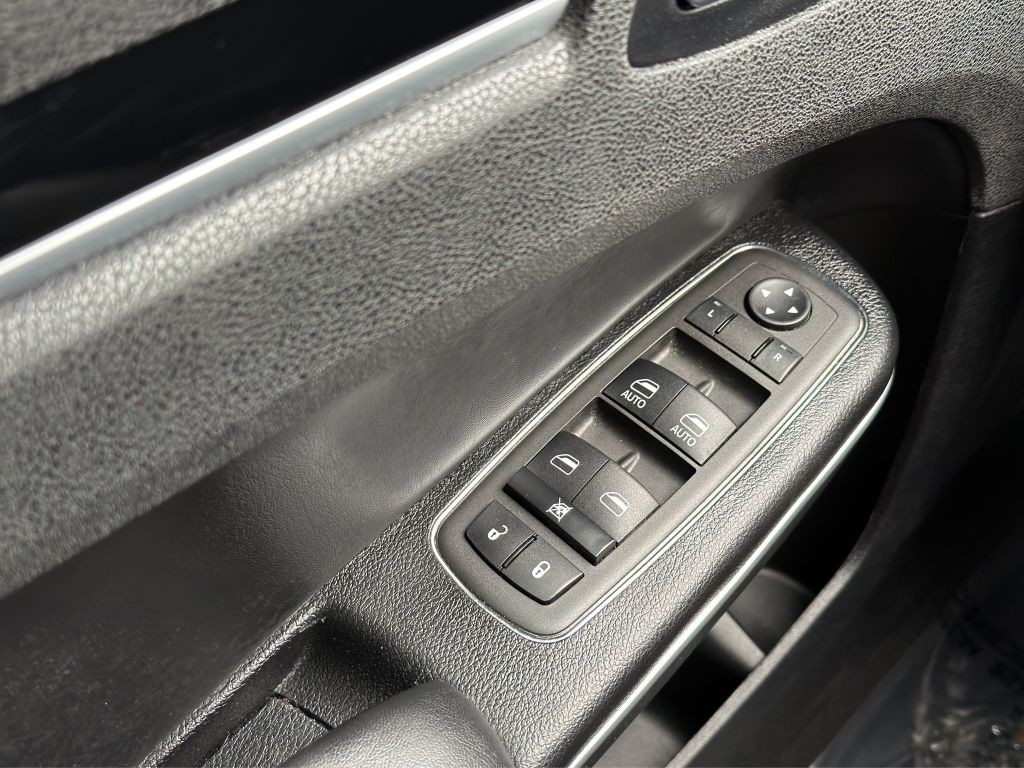 2023 Chrysler 300 Image 11