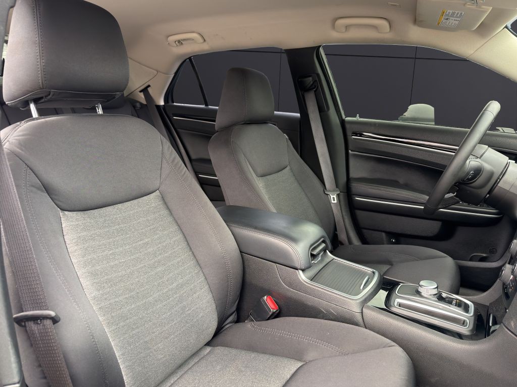 2023 Chrysler 300 Image 14