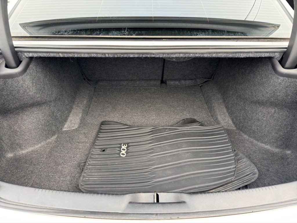 2023 Chrysler 300 Image 22