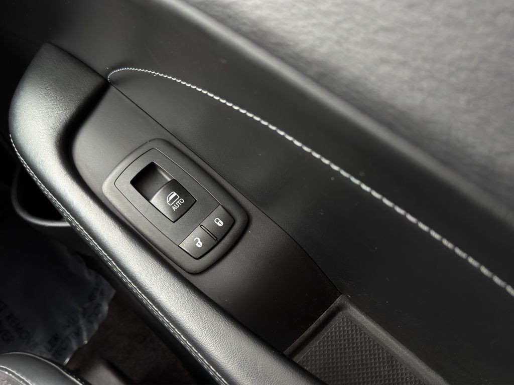 2016 Dodge Challenger Image 16