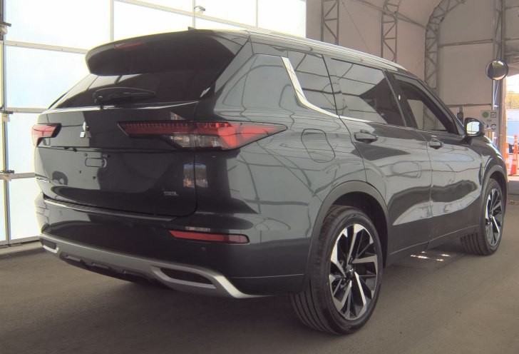 2024 Mitsubishi Outlander Image 2