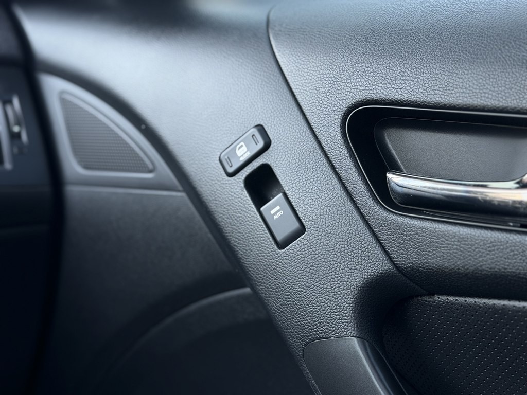 2011 Hyundai Genesis Image 13