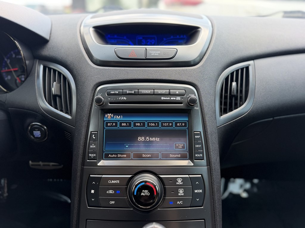 2011 Hyundai Genesis Image 16