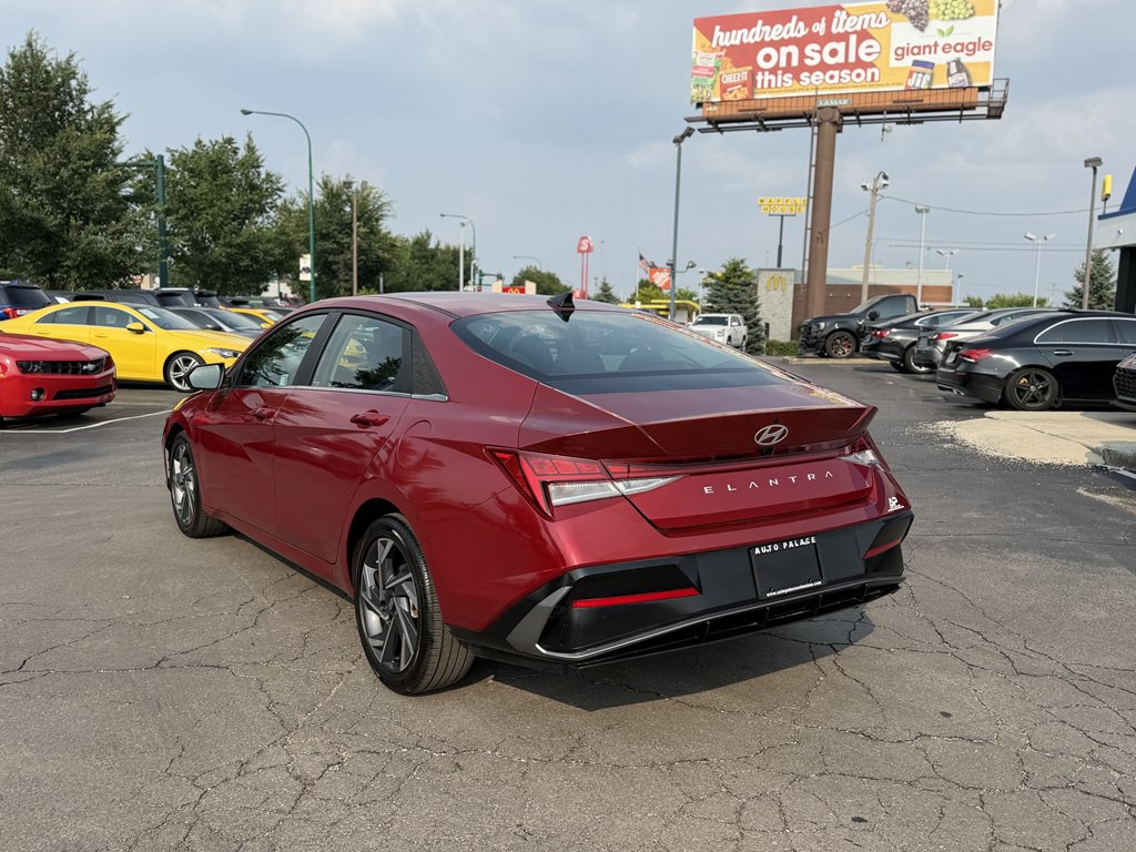 2025 Hyundai Elantra Image 4