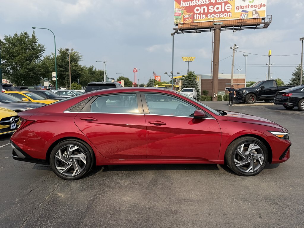 2025 Hyundai Elantra Image 8
