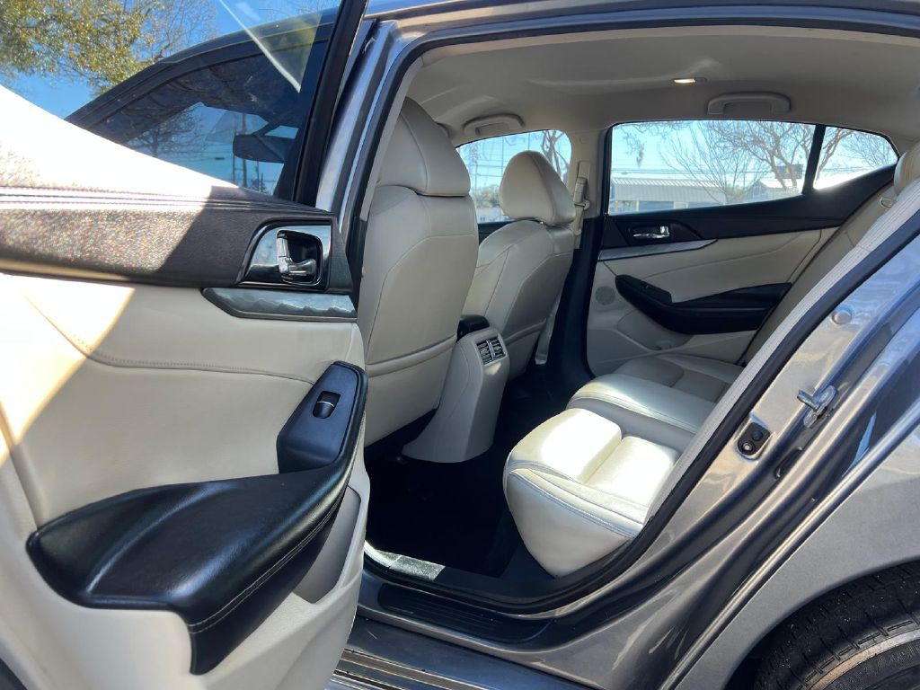 2017 Nissan Maxima Image 13