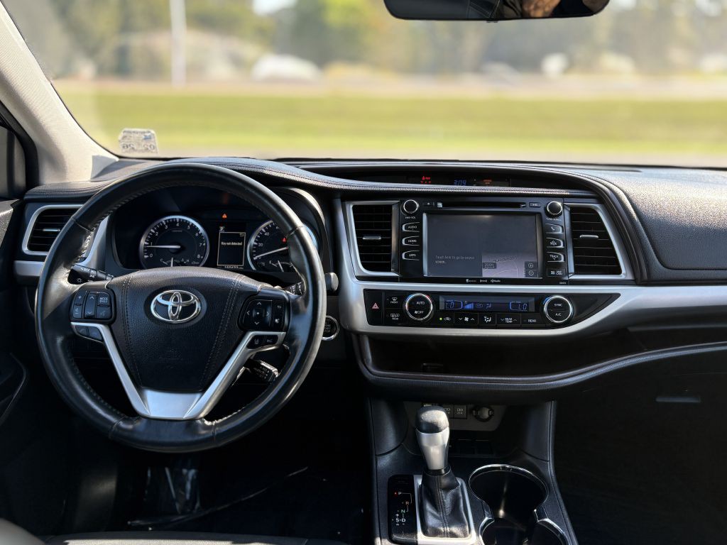 2017 Toyota Highlander Image 12