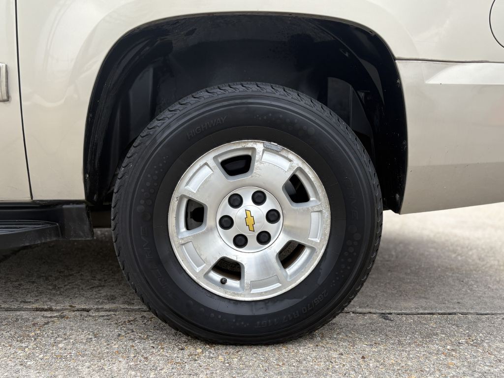 2010 Chevrolet Suburban Image 6