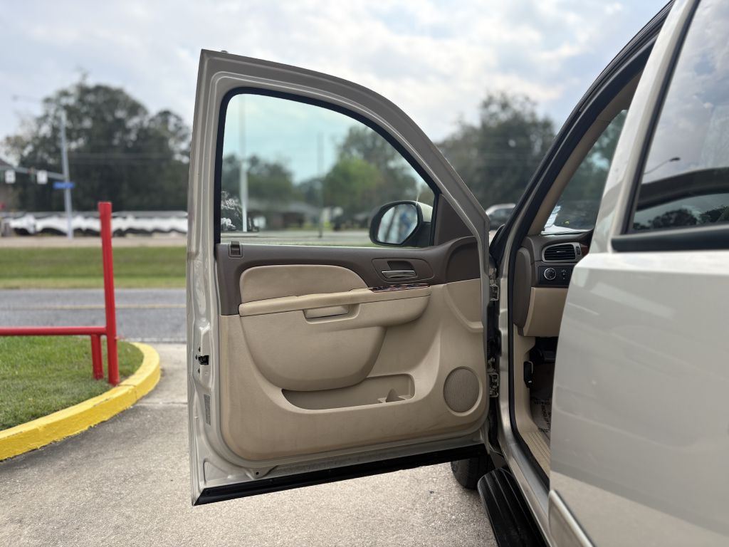 2010 Chevrolet Suburban Image 7