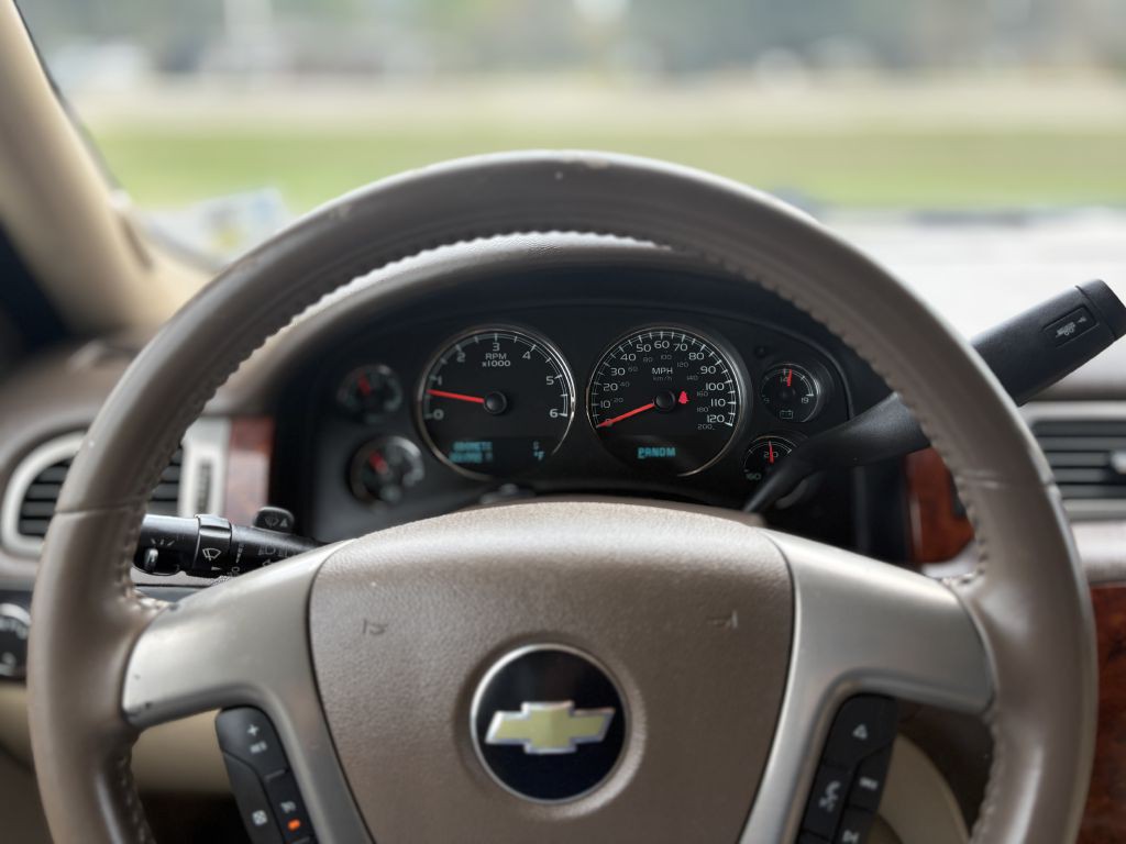 2010 Chevrolet Suburban Image 14