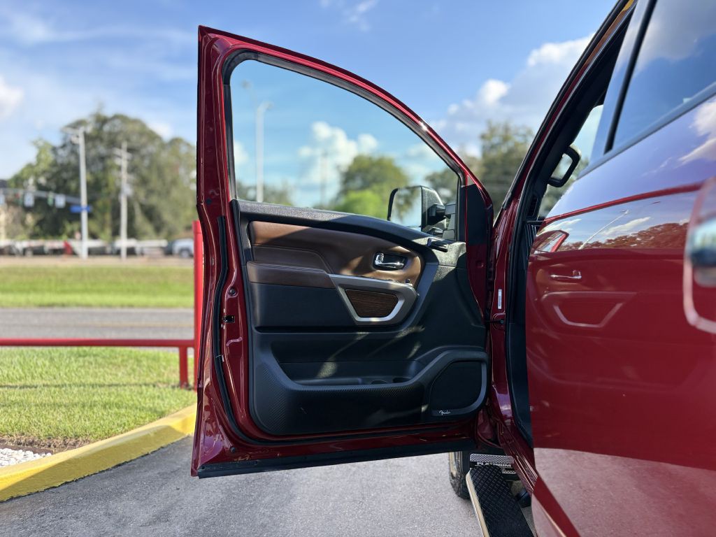 2021 Nissan Titan Image 8