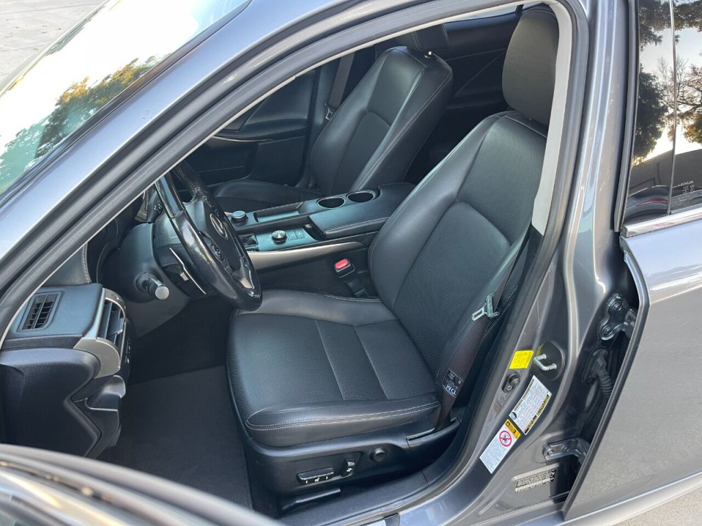 2016 Lexus IS 200t Image 12