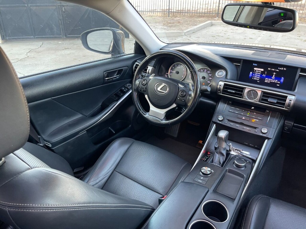 2016 Lexus IS 200t Image 15
