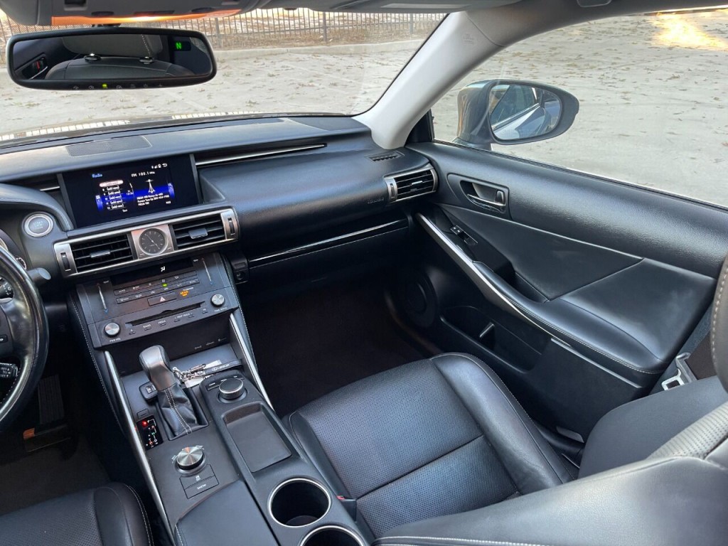 2016 Lexus IS 200t Image 16
