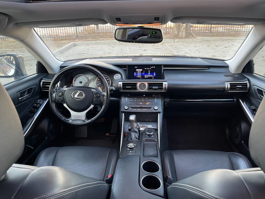 2016 Lexus IS 200t Image 17
