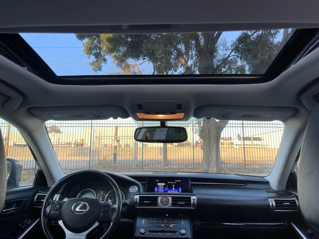 2016 Lexus IS 200t Image 21