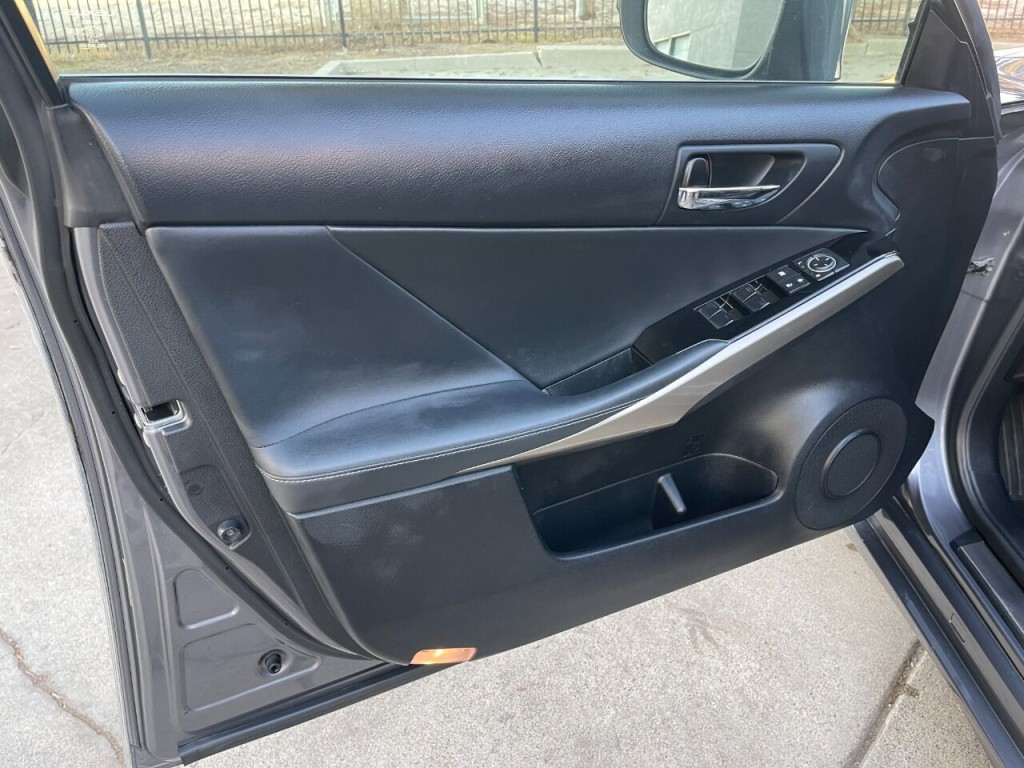 2016 Lexus IS 200t Image 22