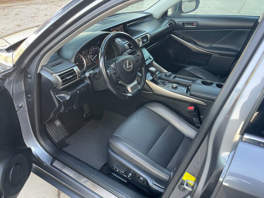 2016 Lexus IS 200t Image 29